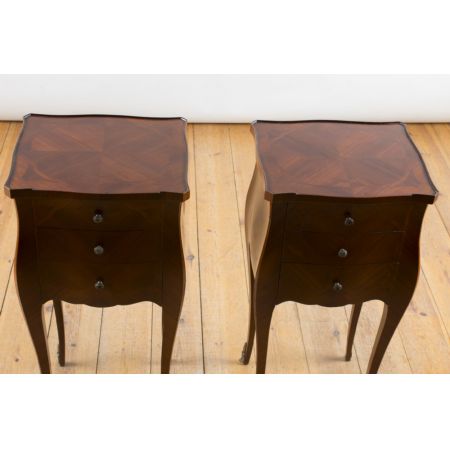 Schönes Paar französischer Nachtische aus massivem Nussbaumholz, Frankreich 1920