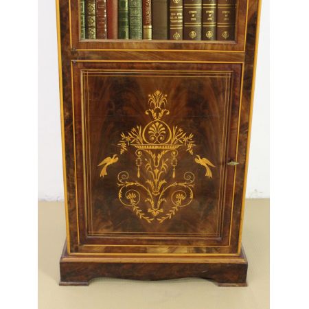 Schlanker Bücherschrank aus Mahagoni mit aufwendigen Intarsien, um 1900