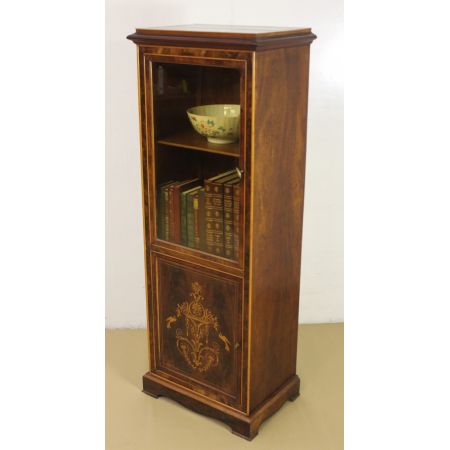 Schlanker Bücherschrank aus Mahagoni mit aufwendigen Intarsien, um 1900