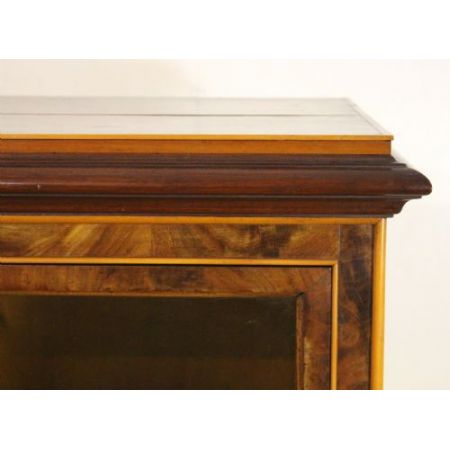 Schlanker Bücherschrank aus Mahagoni mit aufwendigen Intarsien, um 1900