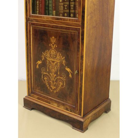 Schlanker Bücherschrank aus Mahagoni mit aufwendigen Intarsien, um 1900