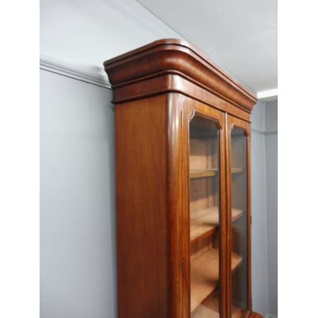 Massives, viktorianisches Bücherregal mit abgerundeten Ecken aus dem 19JH