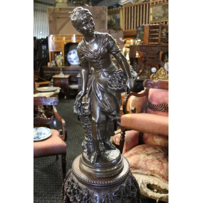 Bronzefigur Frau mit Früchtekorb, Monsieur Vincey