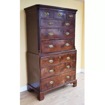 Leinenschrank aus Mahagoniholz aus der Zeit George III (1760-1820)