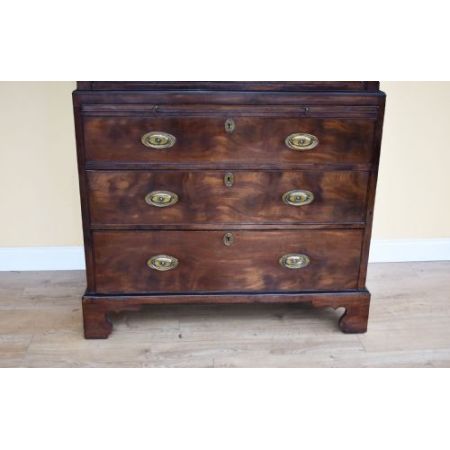 Leinenschrank aus Mahagoniholz aus der Zeit George III (1760-1820)