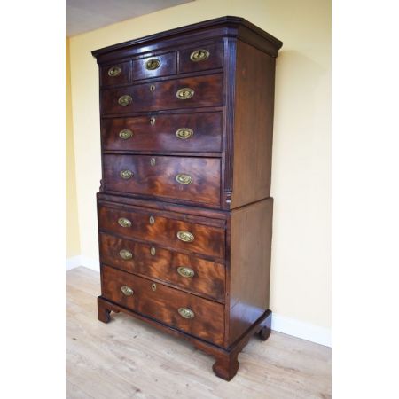 Leinenschrank aus Mahagoniholz aus der Zeit George III (1760-1820)