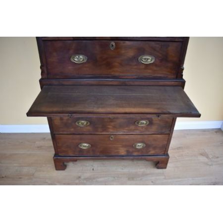 Leinenschrank aus Mahagoniholz aus der Zeit George III (1760-1820)