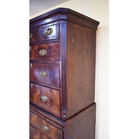 Leinenschrank aus Mahagoniholz aus der Zeit George III (1760-1820)