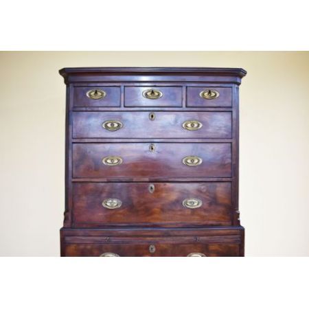Leinenschrank aus Mahagoniholz aus der Zeit George III (1760-1820)