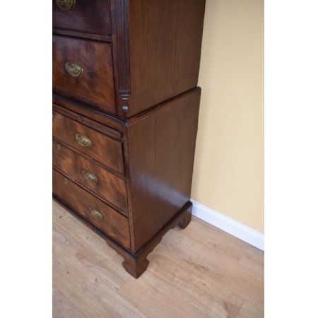 Leinenschrank aus Mahagoniholz aus der Zeit George III (1760-1820)
