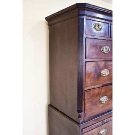 Leinenschrank aus Mahagoniholz aus der Zeit George III (1760-1820)
