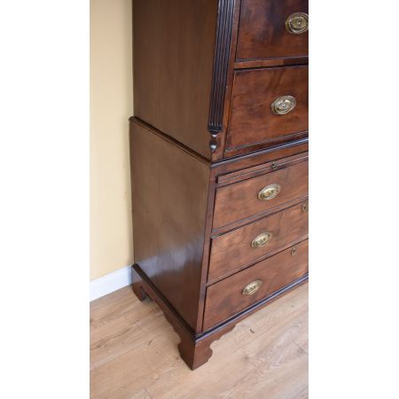 Leinenschrank aus Mahagoniholz aus der Zeit George III (1760-1820)