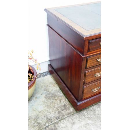 Massiver Viktorianischer Mahagoni Schreibtisch mit Ledertop und 9 Schubladen 