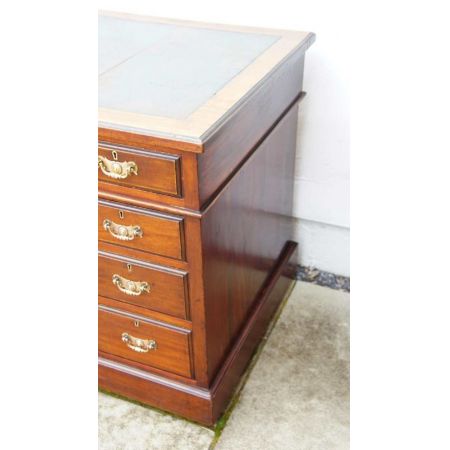 Massiver Viktorianischer Mahagoni Schreibtisch mit Ledertop und 9 Schubladen 