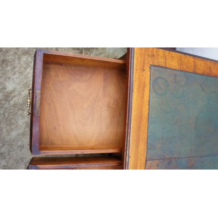 Massiver Viktorianischer Mahagoni Schreibtisch mit Ledertop und 9 Schubladen 