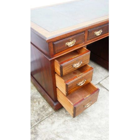 Massiver Viktorianischer Mahagoni Schreibtisch mit Ledertop und 9 Schubladen 