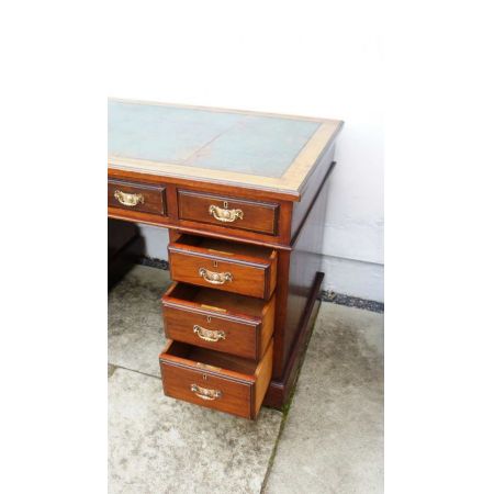Massiver Viktorianischer Mahagoni Schreibtisch mit Ledertop und 9 Schubladen 