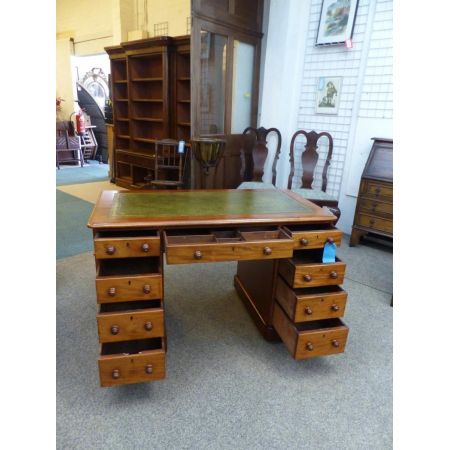 Massiver Viktorianischer Mahagoni Schreibtisch 19JH