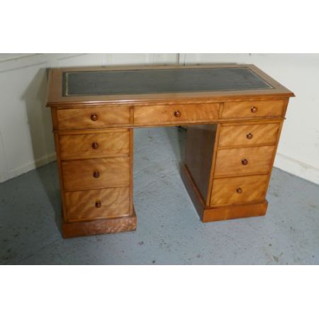 Ein orginal viktorianischer  Birkenholz Schreibtisch  1860