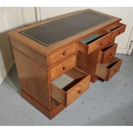 Ein orginal viktorianischer  Birkenholz Schreibtisch  1860