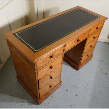 Ein orginal viktorianischer  Birkenholz Schreibtisch  1860