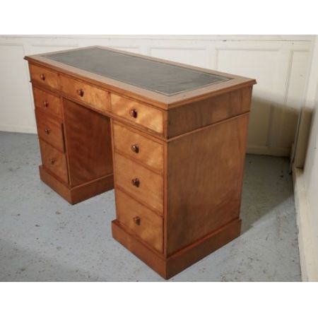 Ein orginal viktorianischer  Birkenholz Schreibtisch  1860