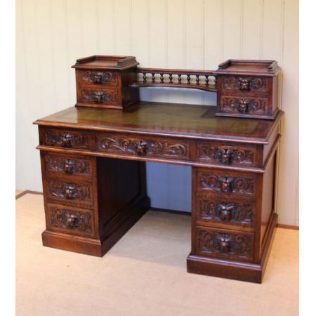 Großer geschnitzter Eichenschreibtisch Massivholz von 1920