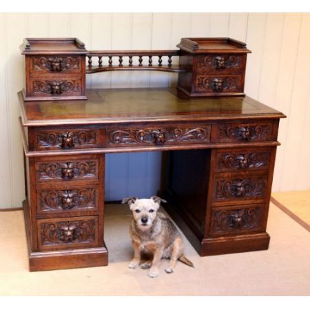 Großer geschnitzter Eichenschreibtisch Massivholz von 1920