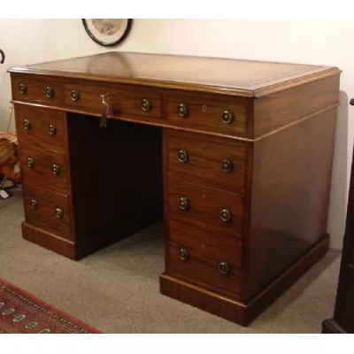 Ein früh viktorianischer Mahagoni Sockel Schreibtisch von ca. 1860 Massivholz