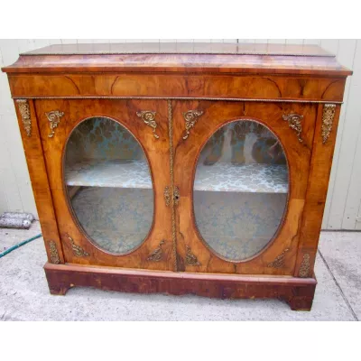 Nussbaum-Vitrine, original von 1900 mit 2 Türen mit ovalen Glasausschnitten