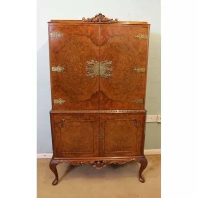 Eindrucksvoller antiker Getränkeschrank aus Nussbaumholz, original 1920