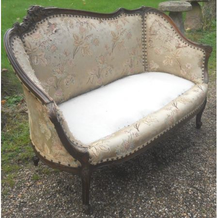 Nussbaum gerahmtes zweisitziges gepolstertes Stoff Sofa 1920