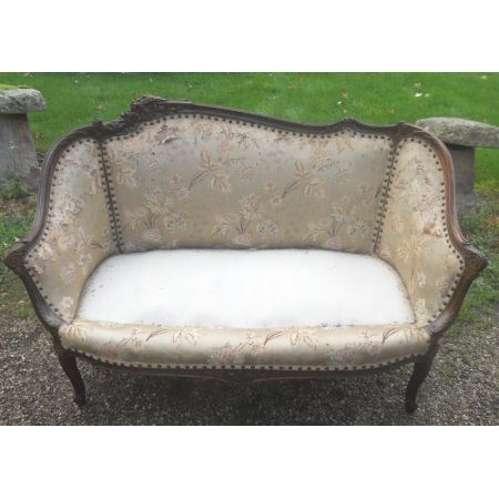 Nussbaum gerahmtes zweisitziges gepolstertes Stoff Sofa 1920