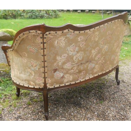 Nussbaum gerahmtes zweisitziges gepolstertes Stoff Sofa 1920