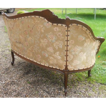 Nussbaum gerahmtes zweisitziges gepolstertes Stoff Sofa 1920