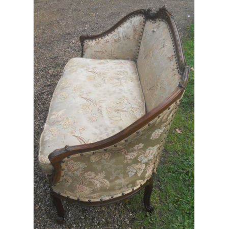 Nussbaum gerahmtes zweisitziges gepolstertes Stoff Sofa 1920