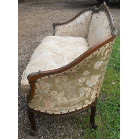 Nussbaum gerahmtes zweisitziges gepolstertes Stoff Sofa 1920