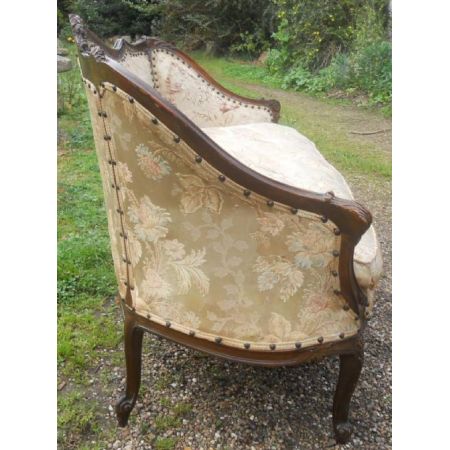 Nussbaum gerahmtes zweisitziges gepolstertes Stoff Sofa 1920