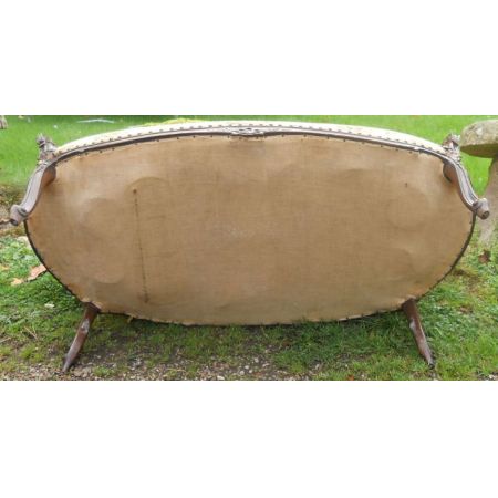 Nussbaum gerahmtes zweisitziges gepolstertes Stoff Sofa 1920