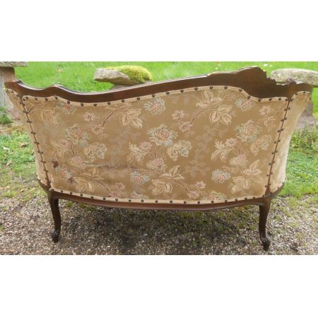 Nussbaum gerahmtes zweisitziges gepolstertes Stoff Sofa 1920