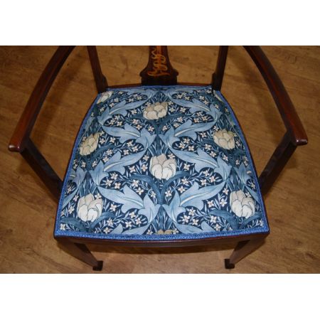 Jugendstil-Ellbogenstuhl mit stilisierter Calla-Lilie eingelegt aus Mahagoni und Palisander