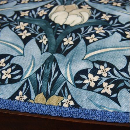 Jugendstil-Ellbogenstuhl mit stilisierter Calla-Lilie eingelegt aus Mahagoni und Palisander