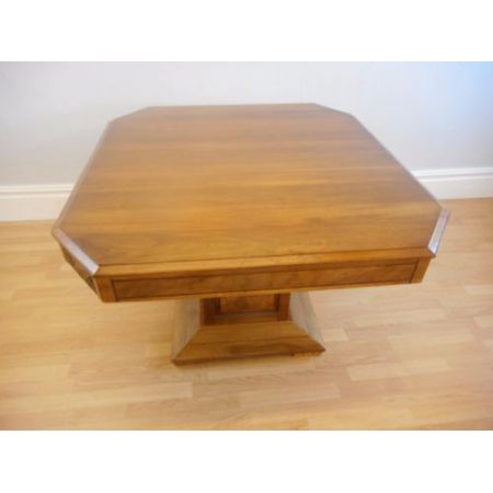 "Massiver Art-Deco Esstisch aus Nussbaum von 1920"