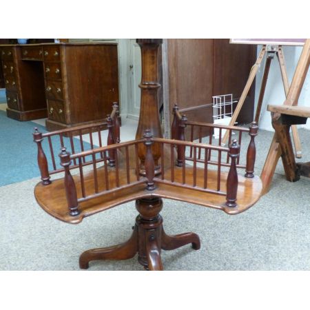 Wundervoller viktorianischer Nussbaum Büchertisch  Selten schön