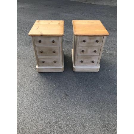 Ein Paar bemalte viktorianische Nachttische aus Kiefer