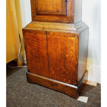 8 day Standuhr mit Eichengehäuse dem 18. Jahrhundert