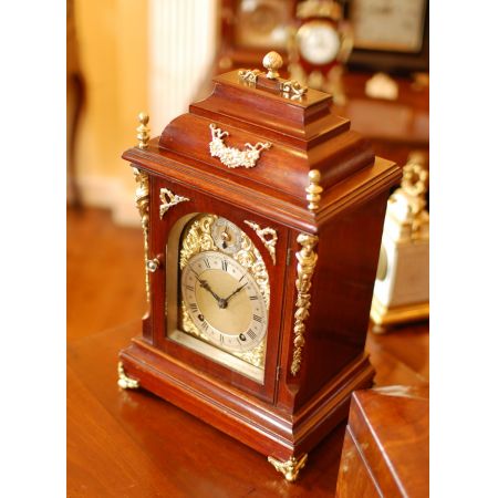 Viertelschlagende Kaminuhr aus Mahagoni aus dem Schwarzwald um 1890