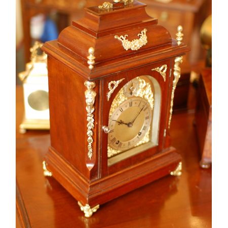 Viertelschlagende Kaminuhr aus Mahagoni aus dem Schwarzwald um 1890