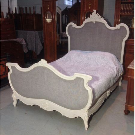 Antikes französisches Nussbaum Kingsize Bett im Louis XV Stil