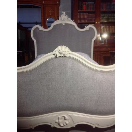Antikes französisches Nussbaum Kingsize Bett im Louis XV Stil